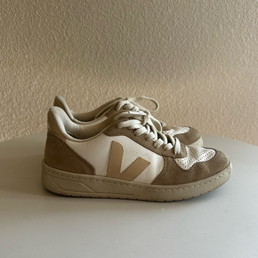 Veja sneakers size 7. Tan and white